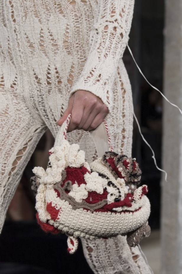 عرض أزياء Acne Studio لربيع وصيف 2022 من أسبوع الموضة في باريس