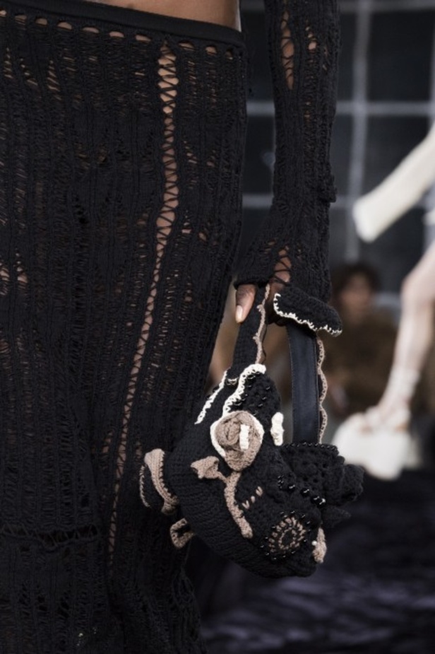 عرض أزياء Acne Studio لربيع وصيف 2022 من أسبوع الموضة في باريس