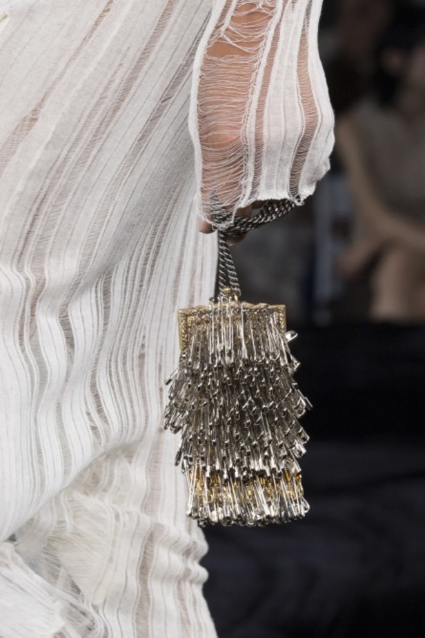 عرض أزياء Acne Studio لربيع وصيف 2022 من أسبوع الموضة في باريس