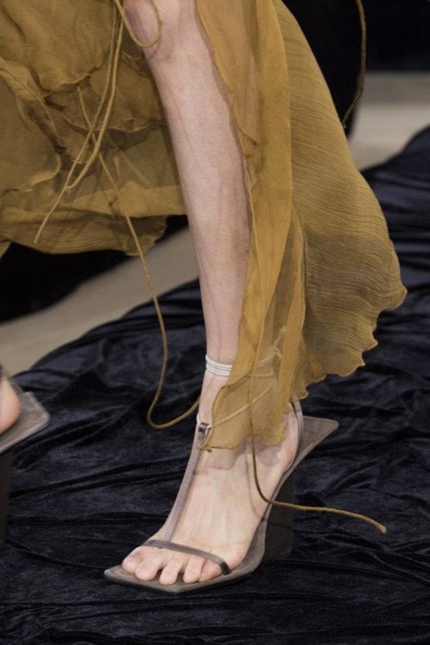 عرض أزياء Acne Studio لربيع وصيف 2022 من أسبوع الموضة في باريس