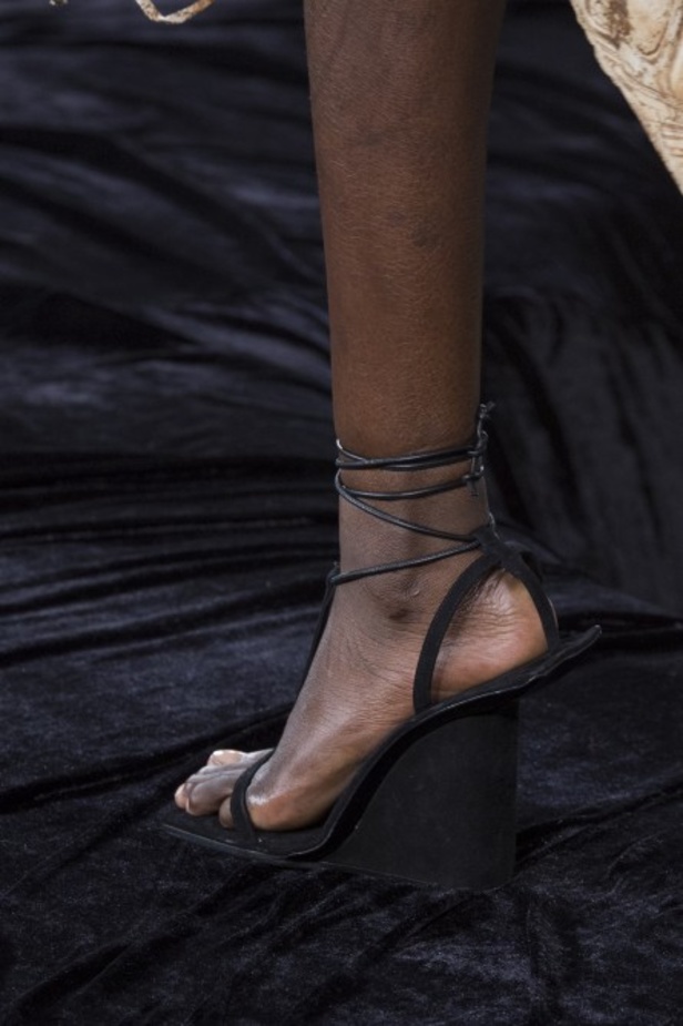 عرض أزياء Acne Studio لربيع وصيف 2022 من أسبوع الموضة في باريس