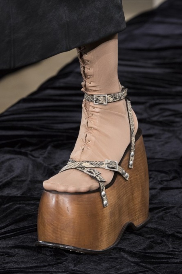 عرض أزياء Acne Studio لربيع وصيف 2022 من أسبوع الموضة في باريس