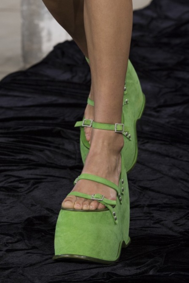 عرض أزياء Acne Studio لربيع وصيف 2022 من أسبوع الموضة في باريس