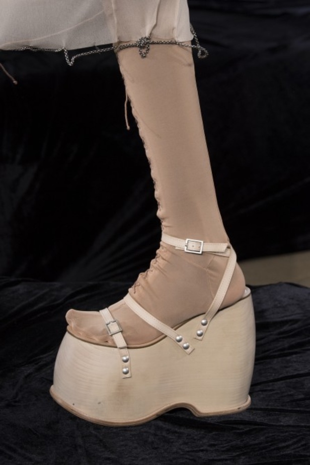 عرض أزياء Acne Studio لربيع وصيف 2022 من أسبوع الموضة في باريس