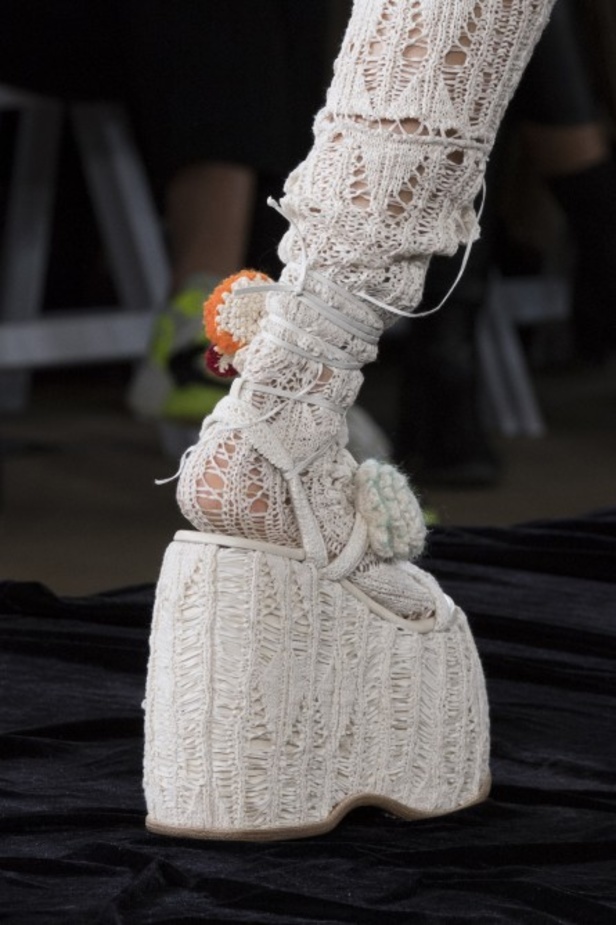 عرض أزياء Acne Studio لربيع وصيف 2022 من أسبوع الموضة في باريس