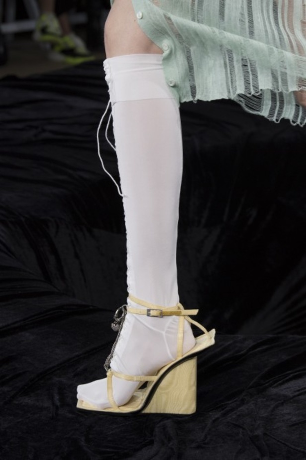 عرض أزياء Acne Studio لربيع وصيف 2022 من أسبوع الموضة في باريس