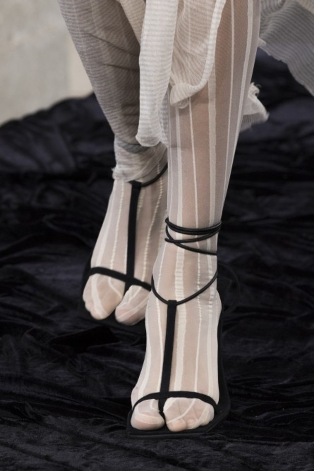 عرض أزياء Acne Studio لربيع وصيف 2022 من أسبوع الموضة في باريس