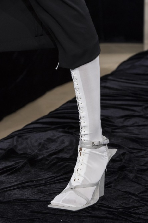 عرض أزياء Acne Studio لربيع وصيف 2022 من أسبوع الموضة في باريس