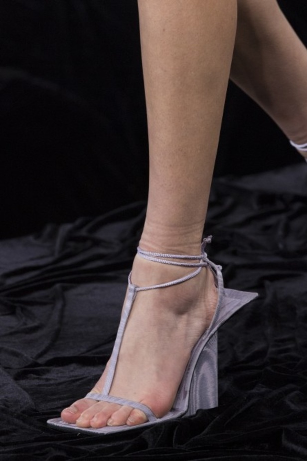 عرض أزياء Acne Studio لربيع وصيف 2022 من أسبوع الموضة في باريس