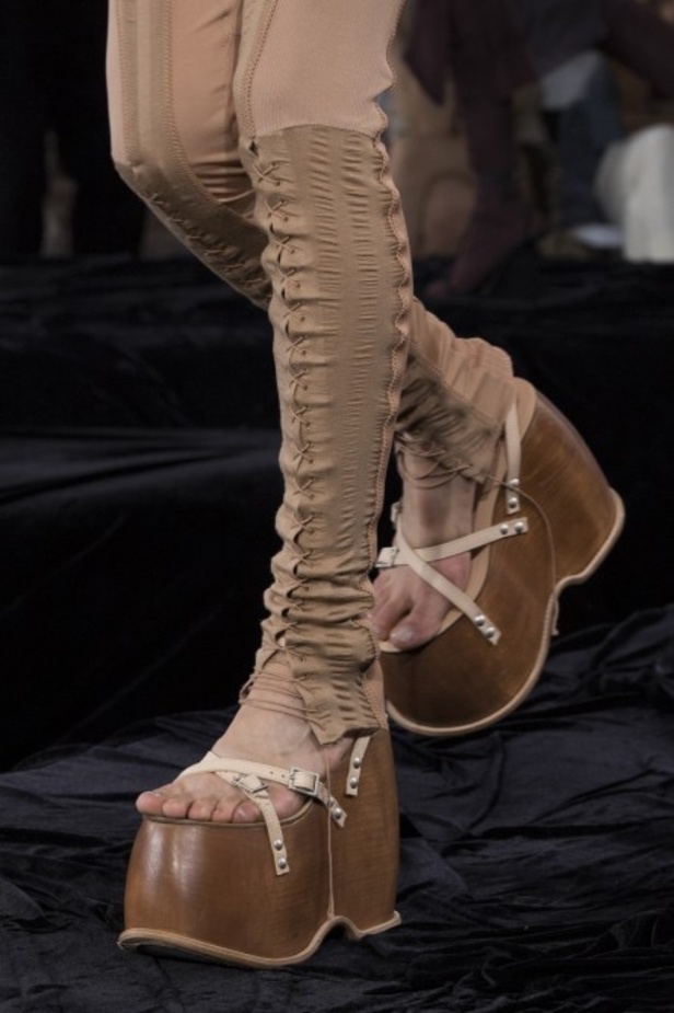 عرض أزياء Acne Studio لربيع وصيف 2022 من أسبوع الموضة في باريس