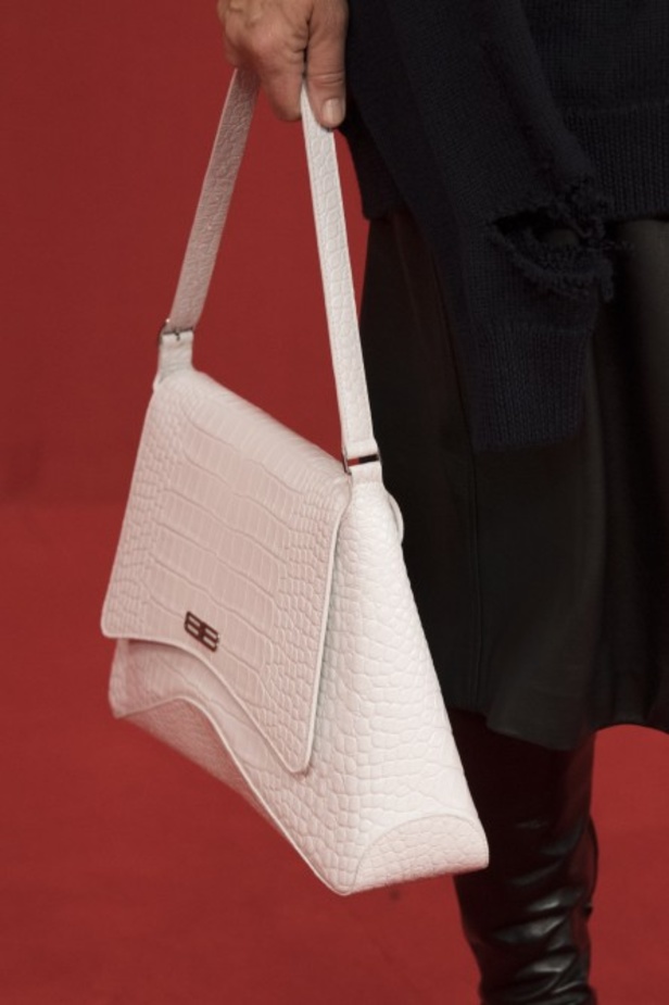 مجموعة بالنسياغا لموسم ربيع وصيف 2022