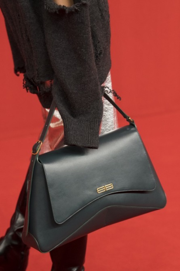 مجموعة بالنسياغا لموسم ربيع وصيف 2022