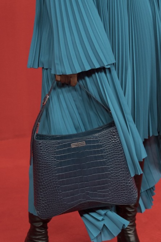 مجموعة بالنسياغا لموسم ربيع وصيف 2022