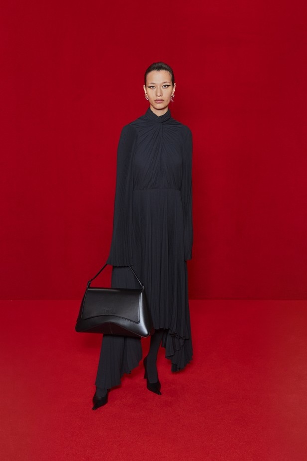 مجموعة بالنسياغا لموسم ربيع وصيف 2022