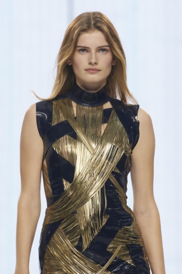 Balmain تحتفل بمجموعة ربيع وصيف 2022 وعشر سنوات من أوليفييه روستينغ