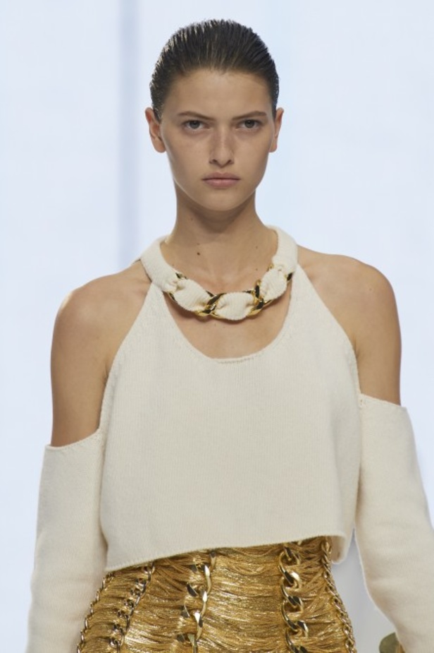 Balmain تحتفل بمجموعة ربيع وصيف 2022 وعشر سنوات من أوليفييه روستينغ