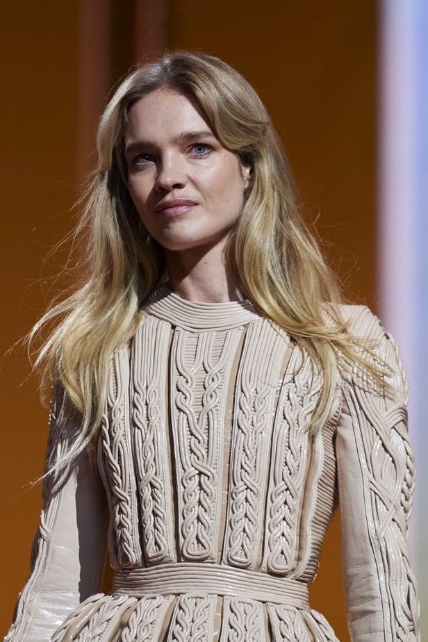 Balmain تحتفل بمجموعة ربيع وصيف 2022 وعشر سنوات من أوليفييه روستينغ