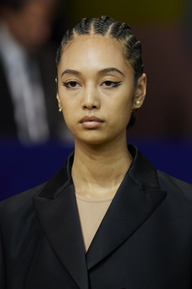 مجموعة Dior لربيع وصيف 2022 عودة بالذّاكرة إلى السّتينات وثورة في إطلالة المرأة 