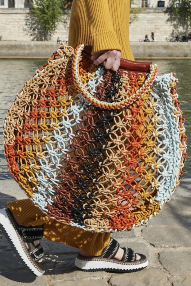 عرض أزياء كلوي لموسم ربيع وصيف 2022