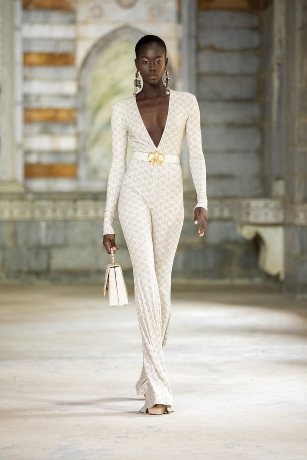 مجموعة أزياء جورج حبيقة لربيع وصيف 2022 بوحي من زهرة الأوركيد