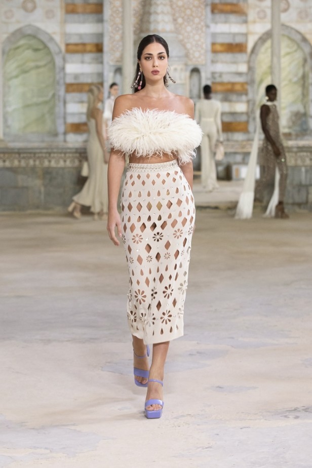 مجموعة أزياء جورج حبيقة لربيع وصيف 2022 بوحي من زهرة الأوركيد