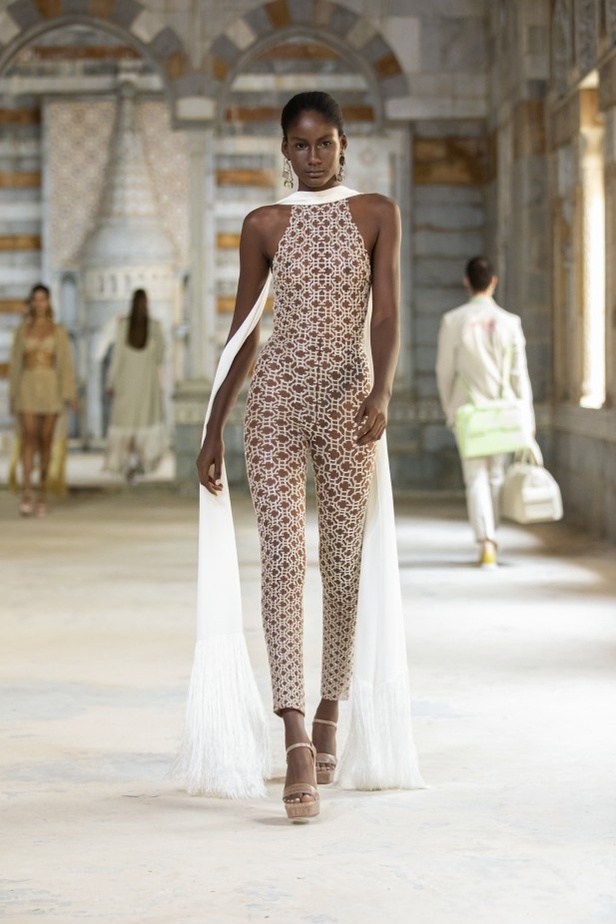 مجموعة أزياء جورج حبيقة لربيع وصيف 2022 بوحي من زهرة الأوركيد