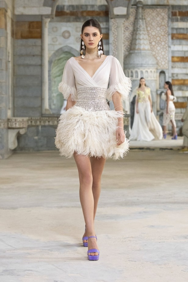 مجموعة أزياء جورج حبيقة لربيع وصيف 2022 بوحي من زهرة الأوركيد