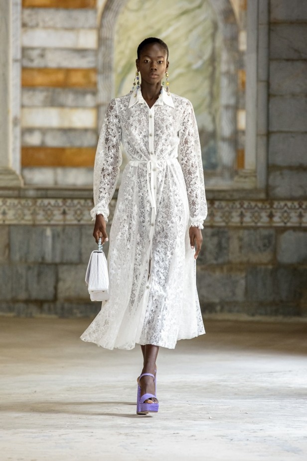 مجموعة أزياء جورج حبيقة لربيع وصيف 2022 بوحي من زهرة الأوركيد