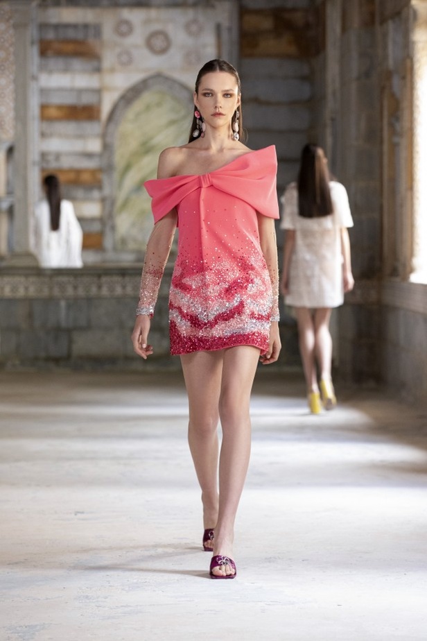 مجموعة أزياء جورج حبيقة لربيع وصيف 2022 بوحي من زهرة الأوركيد