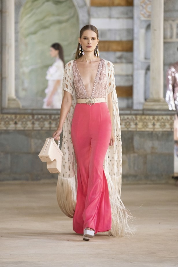 مجموعة أزياء جورج حبيقة لربيع وصيف 2022 بوحي من زهرة الأوركيد