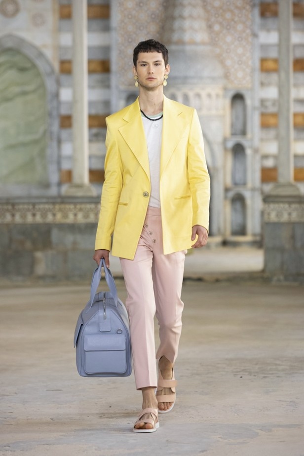 مجموعة أزياء جورج حبيقة لربيع وصيف 2022 بوحي من زهرة الأوركيد