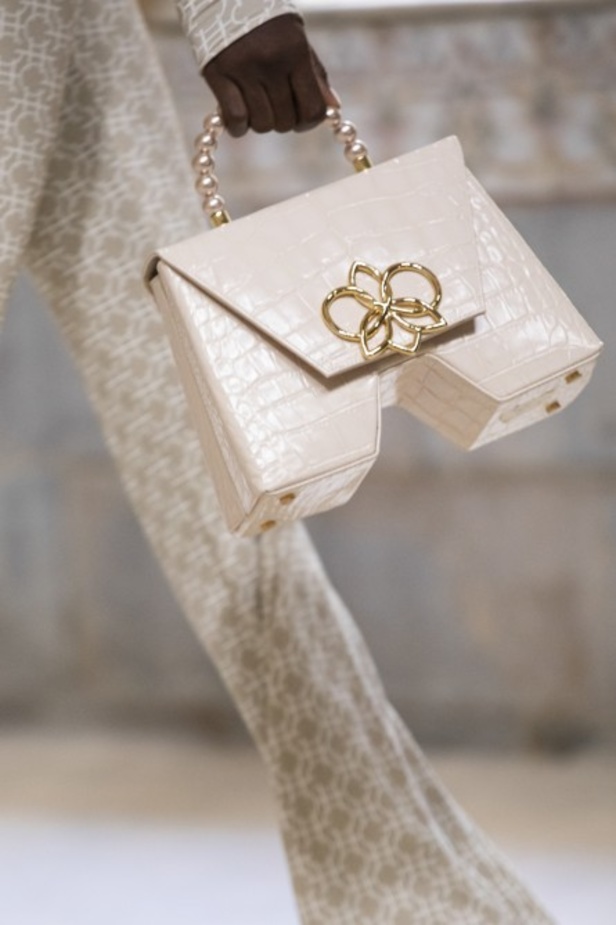 مجموعة أزياء جورج حبيقة لربيع وصيف 2022 بوحي من زهرة الأوركيد