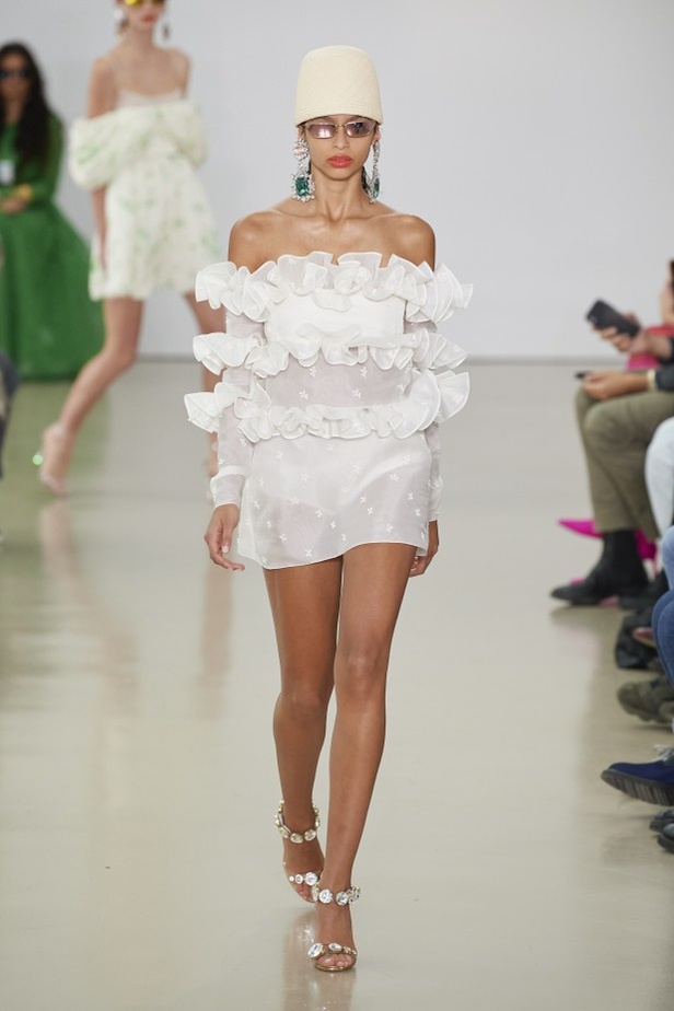 عرض أزياء Giambattista Valli لربيع وصيف 2022 من أسبوع الموضة في باريس