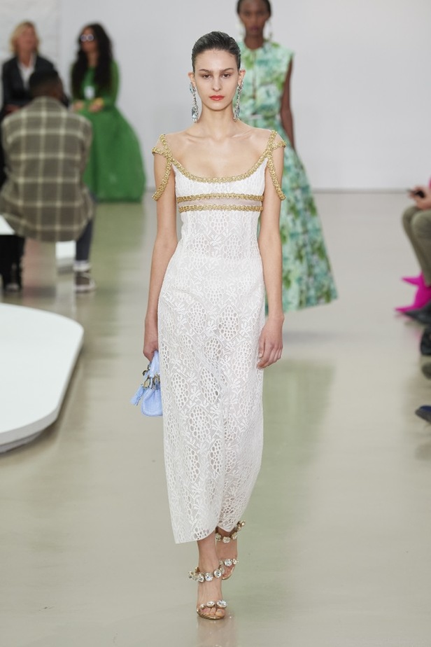 عرض أزياء Giambattista Valli لربيع وصيف 2022 من أسبوع الموضة في باريس