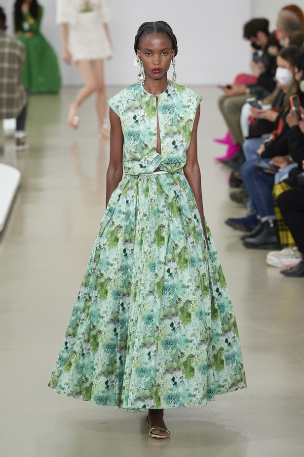 عرض أزياء Giambattista Valli لربيع وصيف 2022 من أسبوع الموضة في باريس