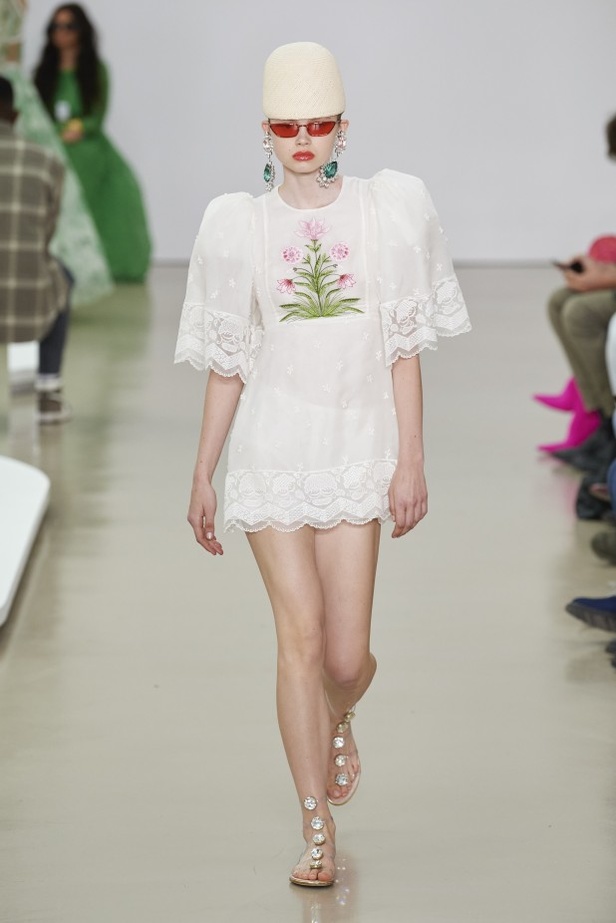 عرض أزياء Giambattista Valli لربيع وصيف 2022 من أسبوع الموضة في باريس