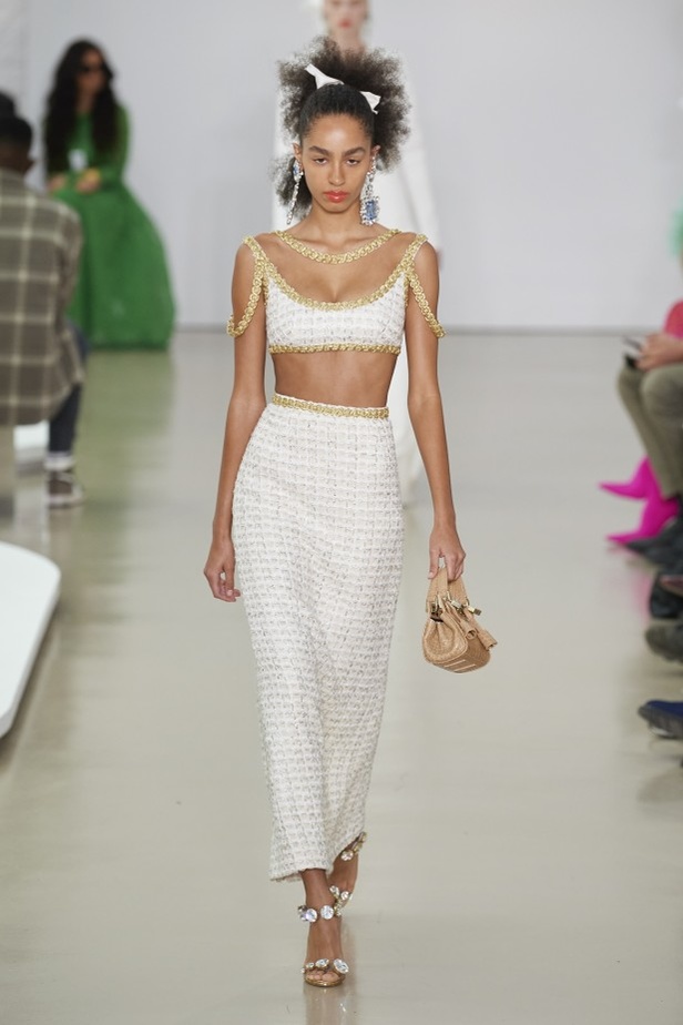 عرض أزياء Giambattista Valli لربيع وصيف 2022 من أسبوع الموضة في باريس