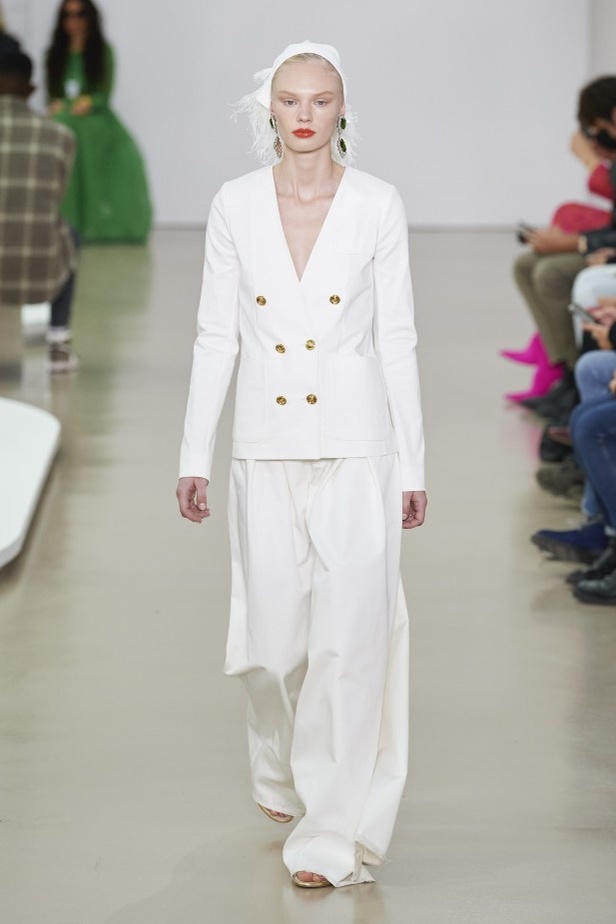 عرض أزياء Giambattista Valli لربيع وصيف 2022 من أسبوع الموضة في باريس