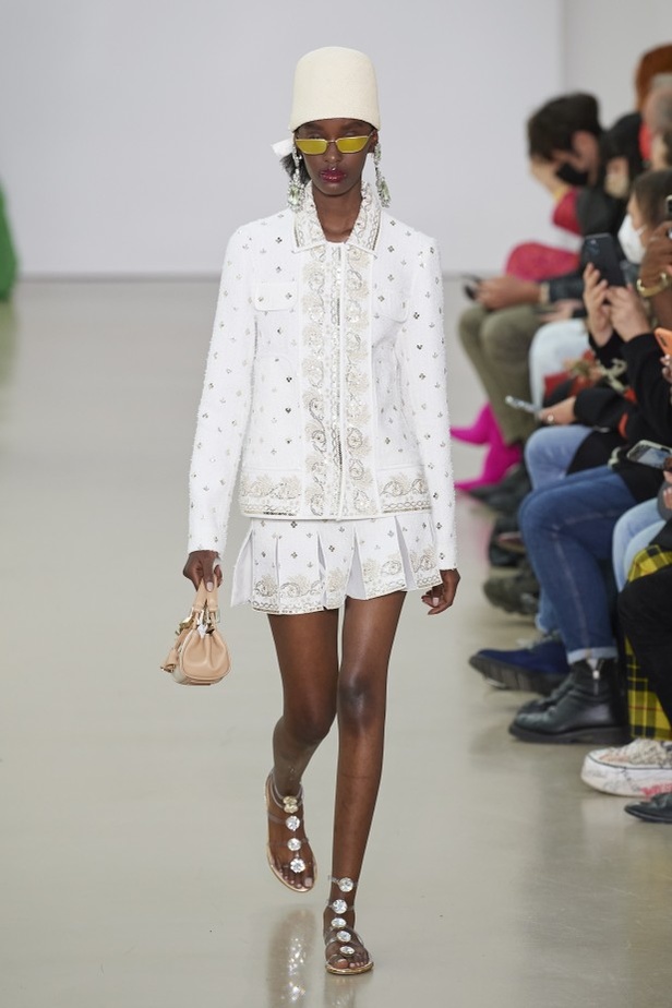 عرض أزياء Giambattista Valli لربيع وصيف 2022 من أسبوع الموضة في باريس