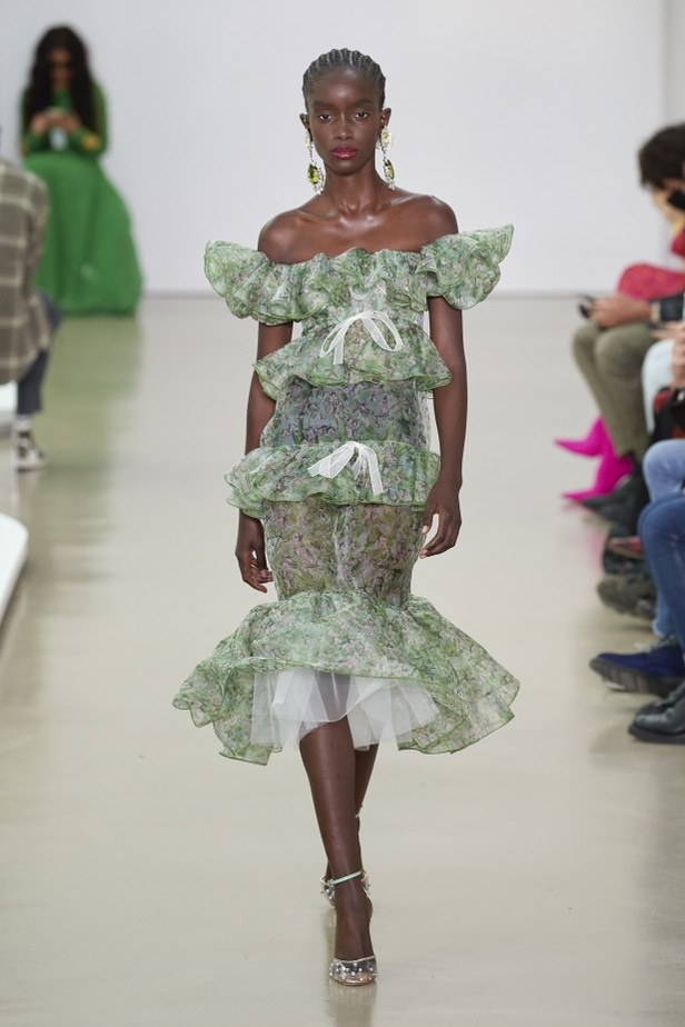 عرض أزياء Giambattista Valli لربيع وصيف 2022 من أسبوع الموضة في باريس