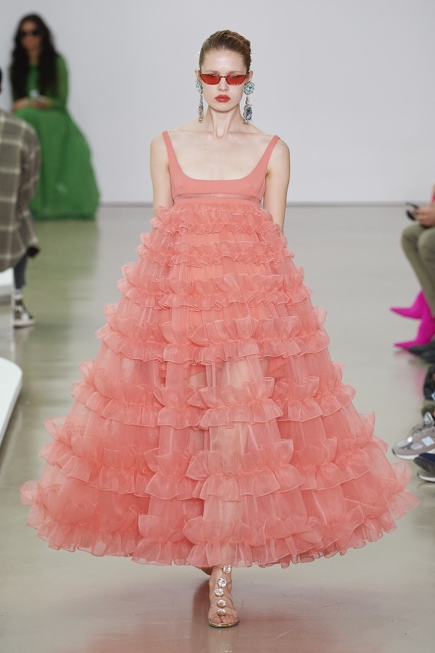 عرض أزياء Giambattista Valli لربيع وصيف 2022 من أسبوع الموضة في باريس