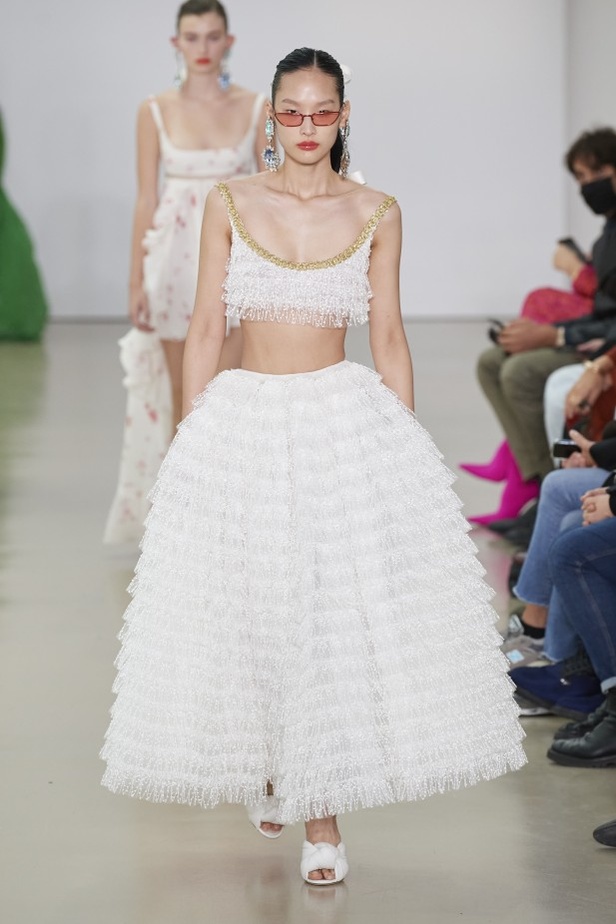 عرض أزياء Giambattista Valli لربيع وصيف 2022 من أسبوع الموضة في باريس