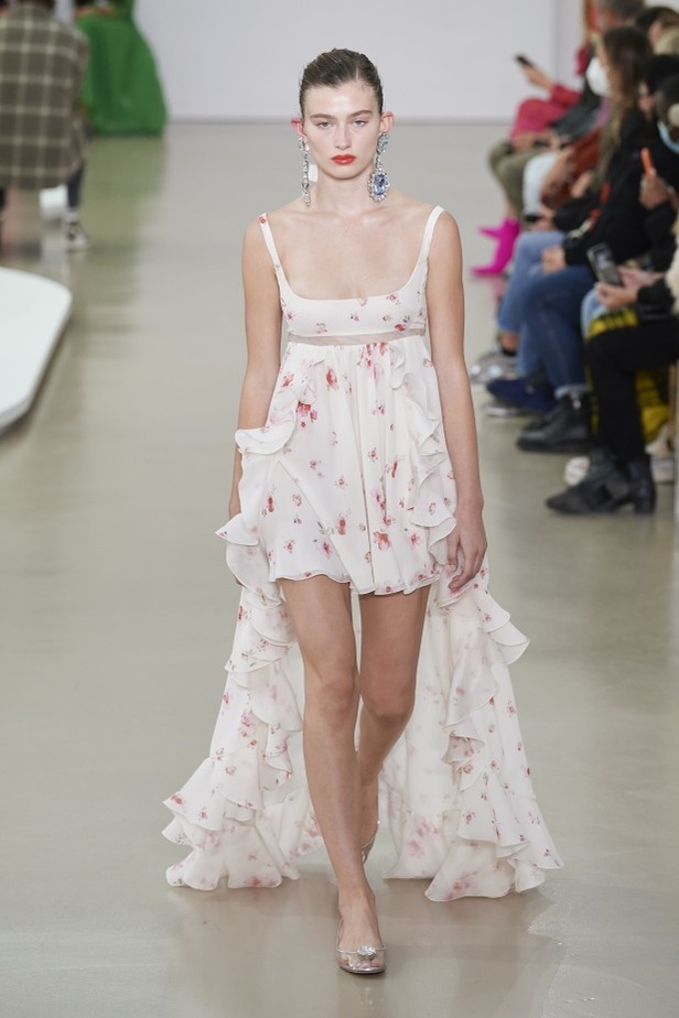 عرض أزياء Giambattista Valli لربيع وصيف 2022 من أسبوع الموضة في باريس