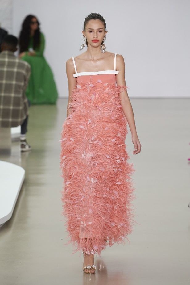 عرض أزياء Giambattista Valli لربيع وصيف 2022 من أسبوع الموضة في باريس