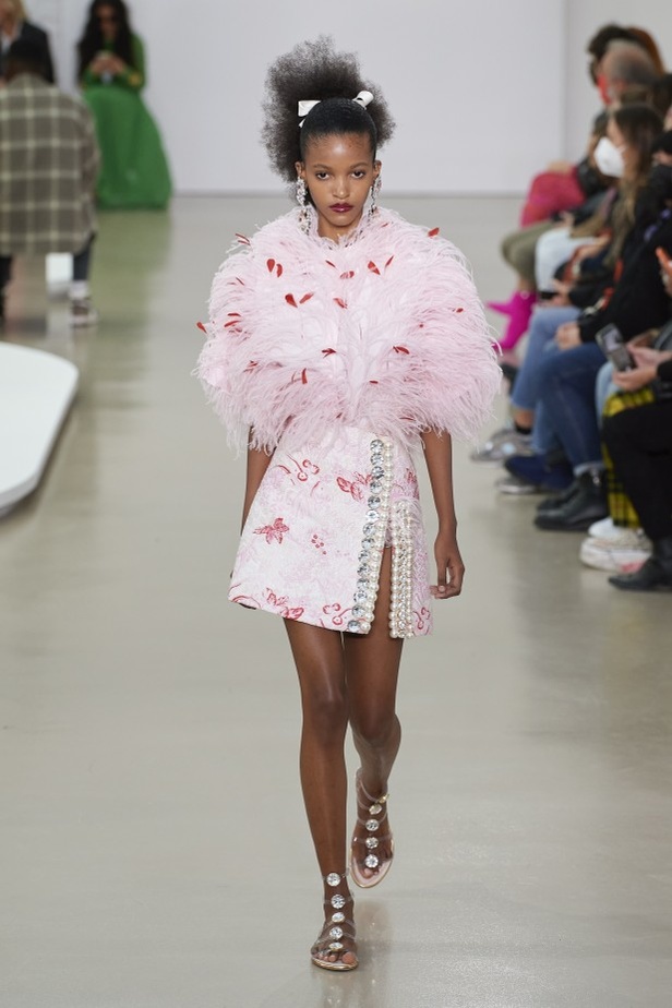 عرض أزياء Giambattista Valli لربيع وصيف 2022 من أسبوع الموضة في باريس