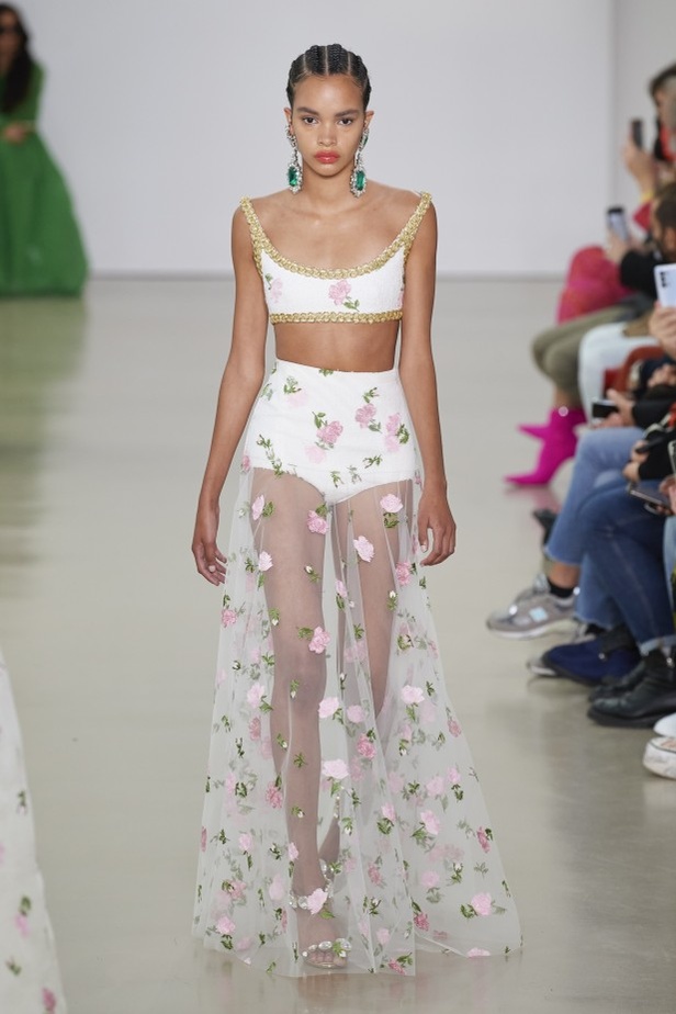 عرض أزياء Giambattista Valli لربيع وصيف 2022 من أسبوع الموضة في باريس