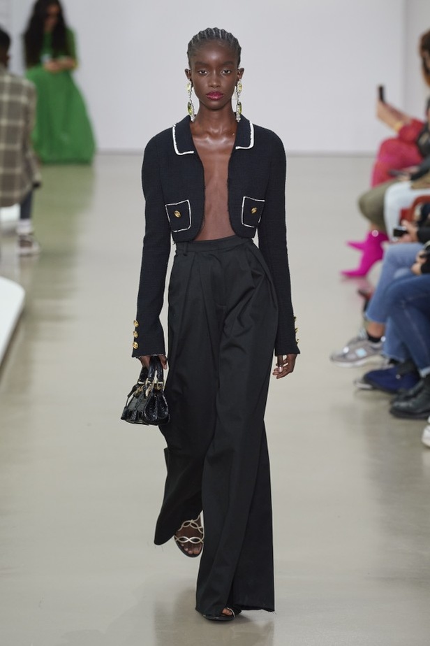 عرض أزياء Giambattista Valli لربيع وصيف 2022 من أسبوع الموضة في باريس