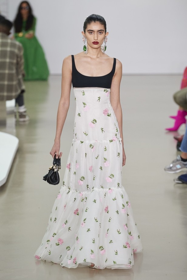 عرض أزياء Giambattista Valli لربيع وصيف 2022 من أسبوع الموضة في باريس