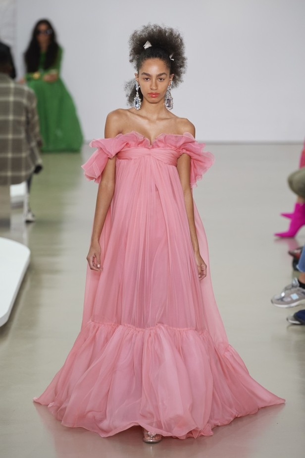 عرض أزياء Giambattista Valli لربيع وصيف 2022 من أسبوع الموضة في باريس