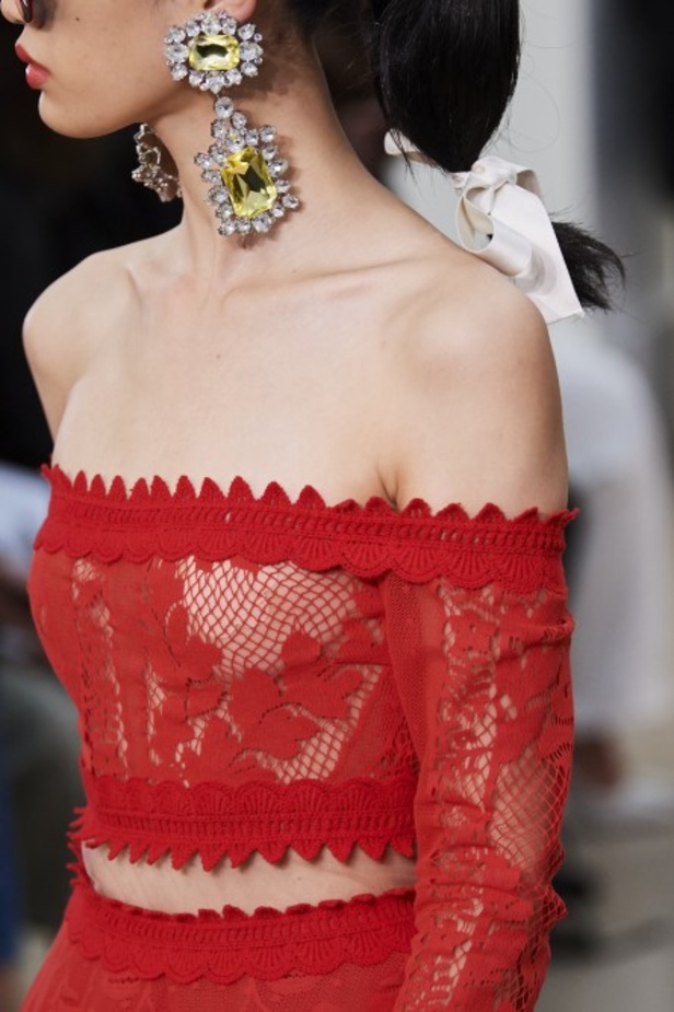 عرض أزياء Giambattista Valli لربيع وصيف 2022 من أسبوع الموضة في باريس